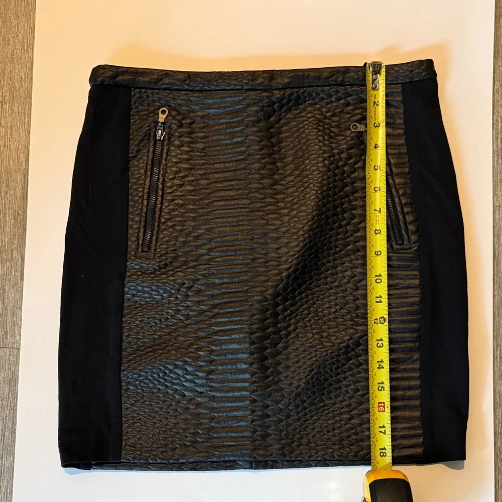 Black Snake Front Skirt‎